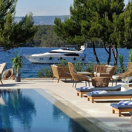 Antica-seafront With Comfortable And Pool 4*
