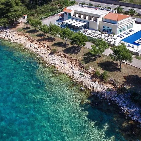 Antica-seafront With Comfortable And Pool 4*