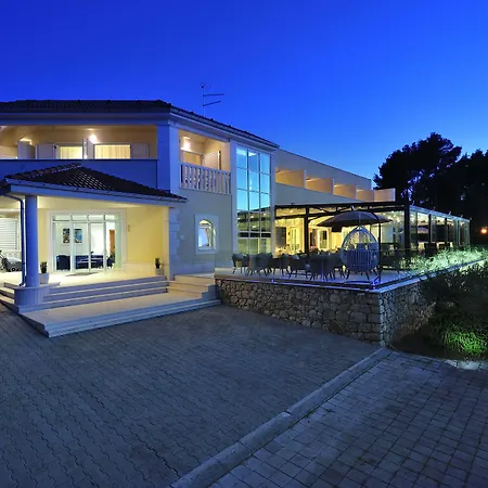 Antica 4*