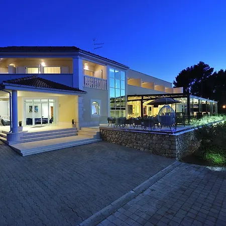 Antica-seafront With Comfortable And Pool 4* Stari Grad (Hvar)