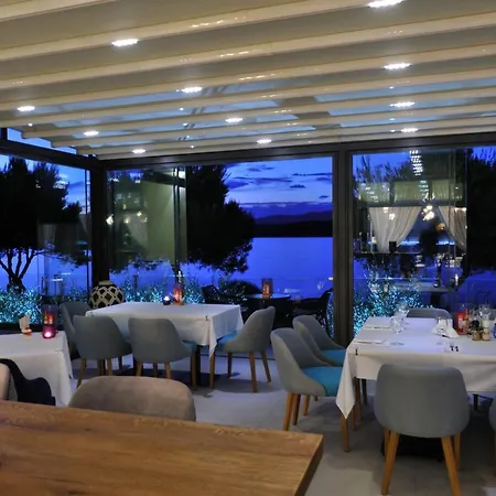 Antica-seafront With Comfortable And Pool Hotel